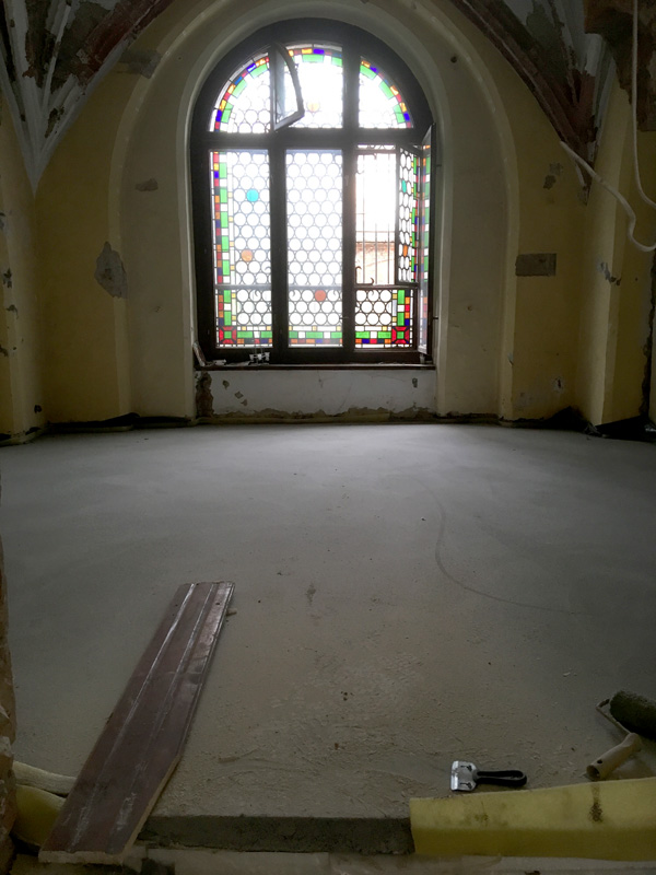 Zdjęcie prac remontowych wewnątrz kościoła