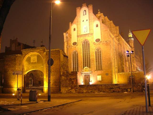 Zdjęcie nocą kościoła św. Józefa przed remontem
