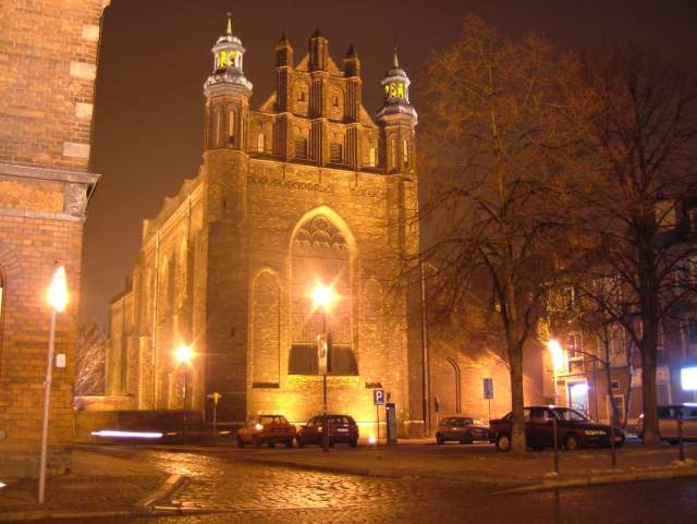 Zdjęcie nocą kościoła św. Józefa przed remontem